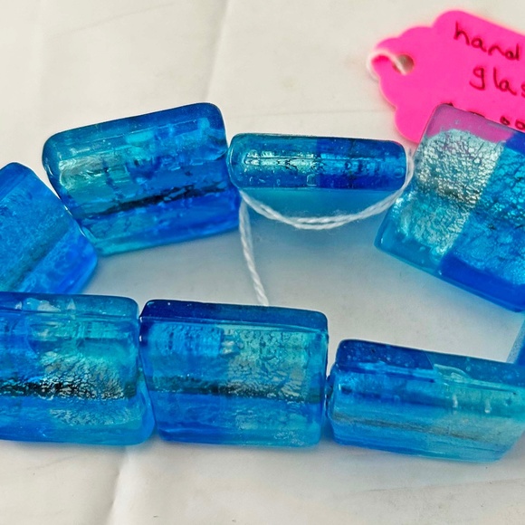 BRACELET, HAND BLOWN GLASS IN BLUES & TURQUOISE WITH STRETCH ELASTIC, TAG ON, - Picture 1 of 2